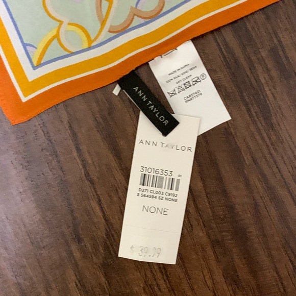 Ann Taylor Geo silk little Scarf - Picture 10 of 10